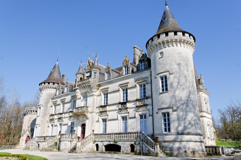 Chateau-Hotel De Nieuil Exterior foto