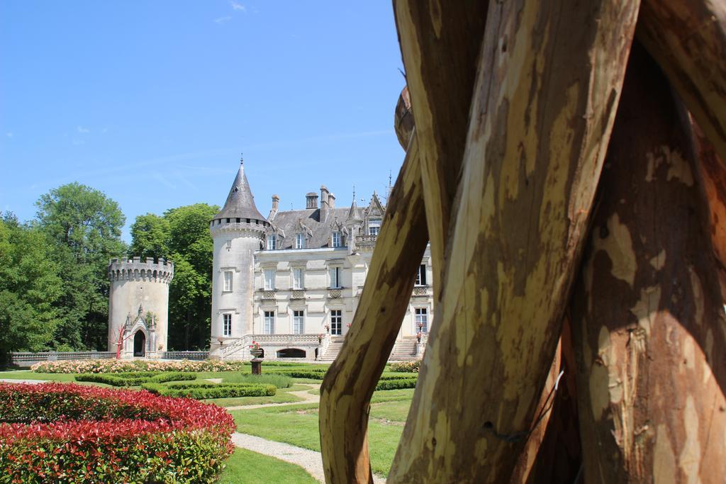 Chateau-Hotel De Nieuil Exterior foto